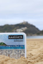 Cargar imagen en el visor de la galería, Caja metálica Donostia- San Sebastián (chocolates belgas)