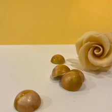 Cargar imagen en el visor de la galería, Rosa de chocolate blanco. Flores de chocolate