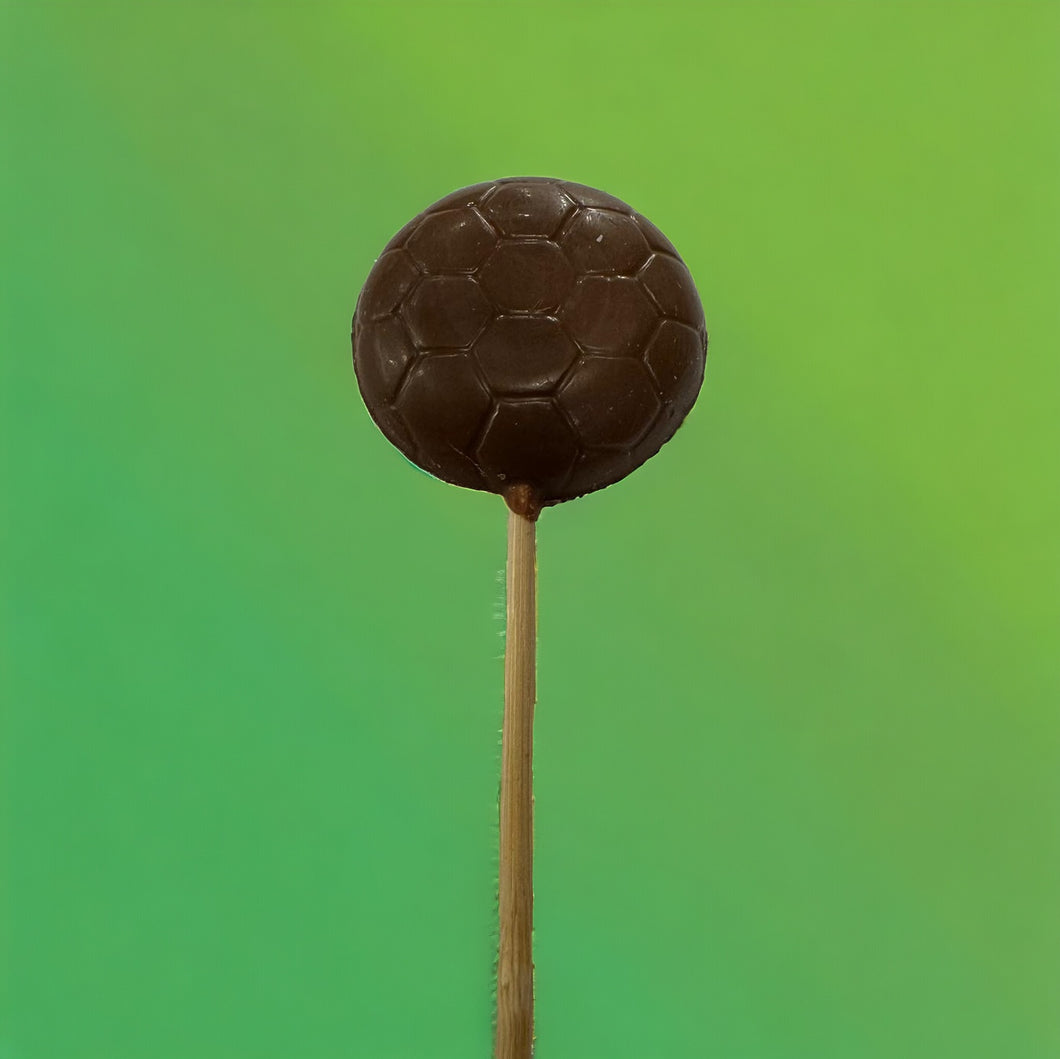 Piruleta de balón de fútbol de chocolate con leche