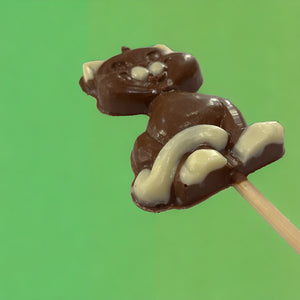 Piruleta con forma de gatito de chocolate con leche y decorada con chocolate blanco