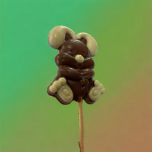 Cargar imagen en el visor de la galería, Piruleta con forma de conejito de chocolate con leche y blanco