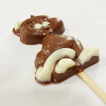 Cargar imagen en el visor de la galería, Piruleta con forma de gatito de chocolate con leche y decorada con chocolate blanco