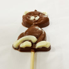 Cargar imagen en el visor de la galería, Piruleta con forma de gatito de chocolate con leche y decorada con chocolate blanco