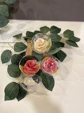 Cargar imagen en el visor de la galería, Bola transparente con una Rosa de chocolate