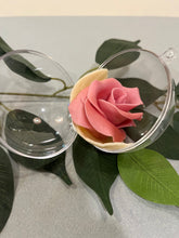 Cargar imagen en el visor de la galería, Bola transparente con una Rosa de chocolate
