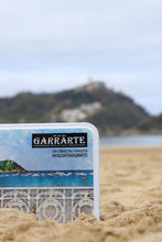 Cargar imagen en el visor de la galería, Caja metálica Donostia - San Sebastián (sardinas chocolate)